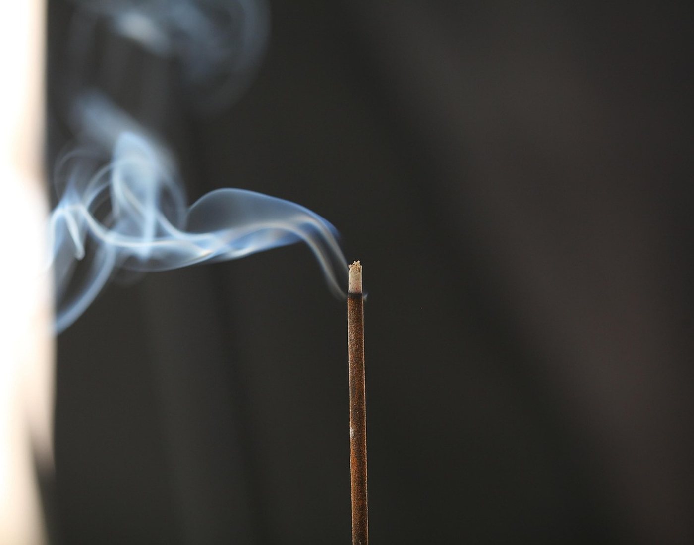 Bâton d'encens et volute de fumée dans une ambiance zen
