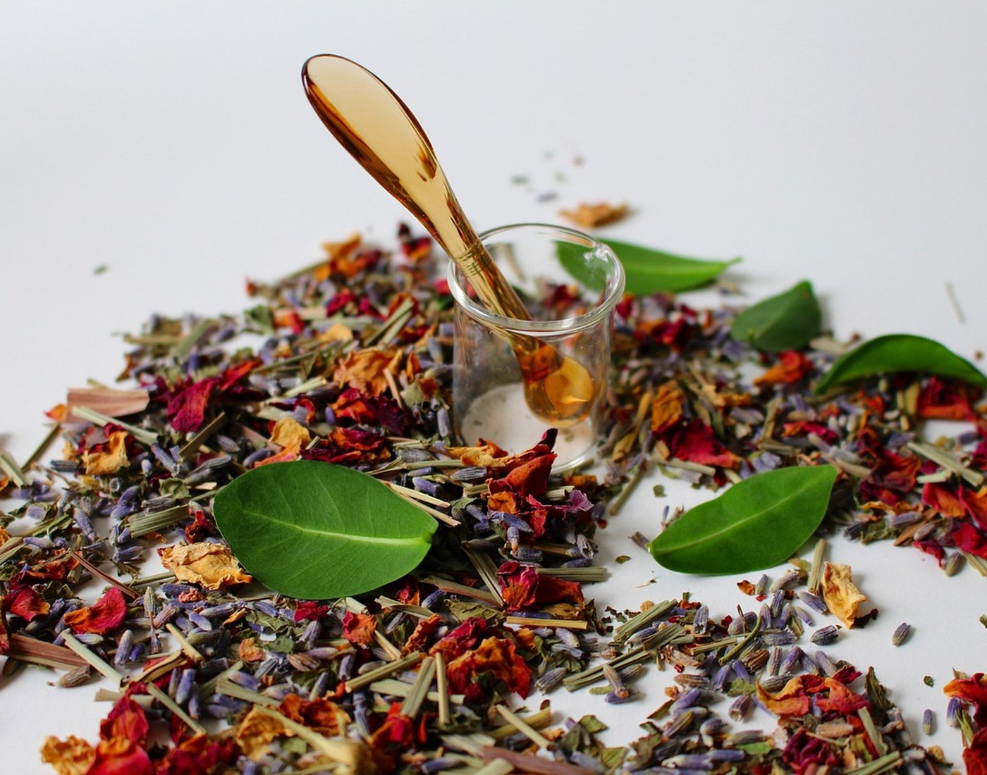 Cosmétiques naturels, pétales de rose et plantes