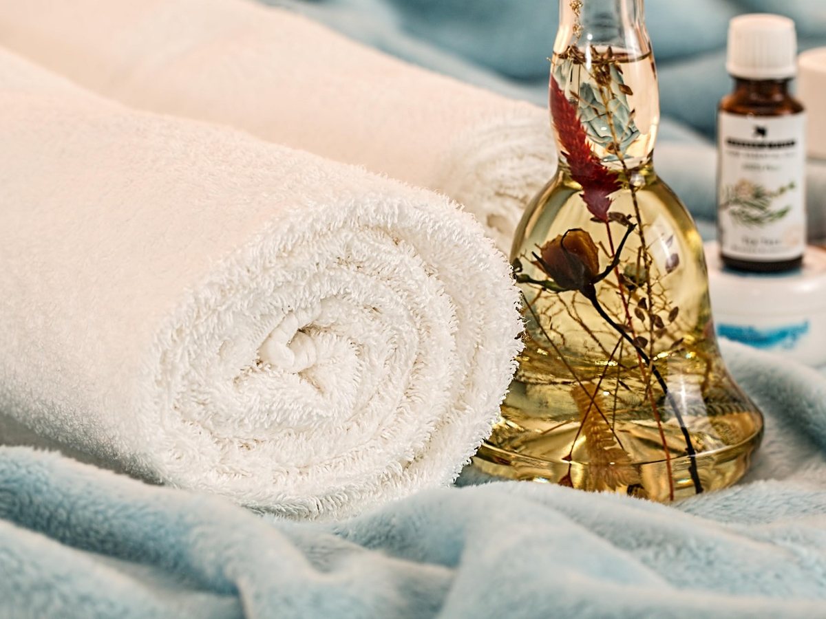 Huiles essentielles et serviettes pour un massage relaxant